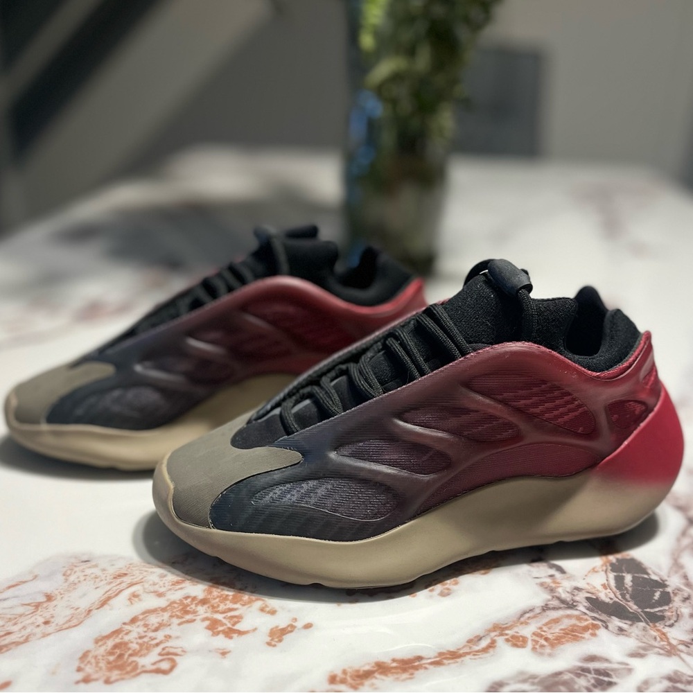 Adidas Yeezy 700 v3 Sz 5 GS Fade Carbon
